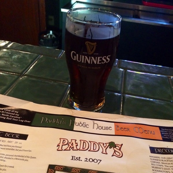 Foto tirada no(a) Paddy&#39;s Irish Pub por Eric B. em 6/19/2014