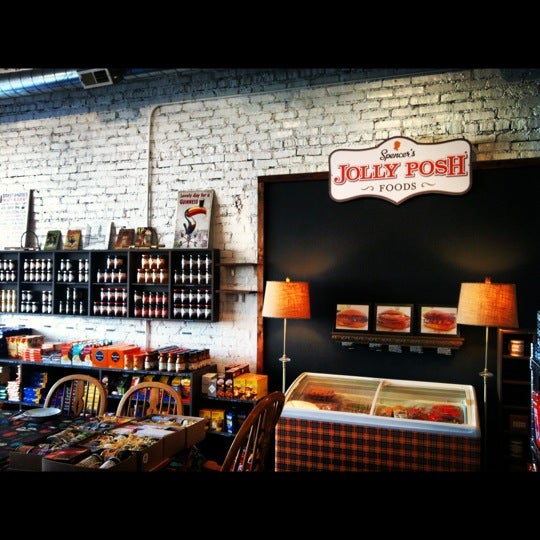 Photo prise au Spencer&#39;s Jolly Posh Foods par Kathryn T. le10/28/2012