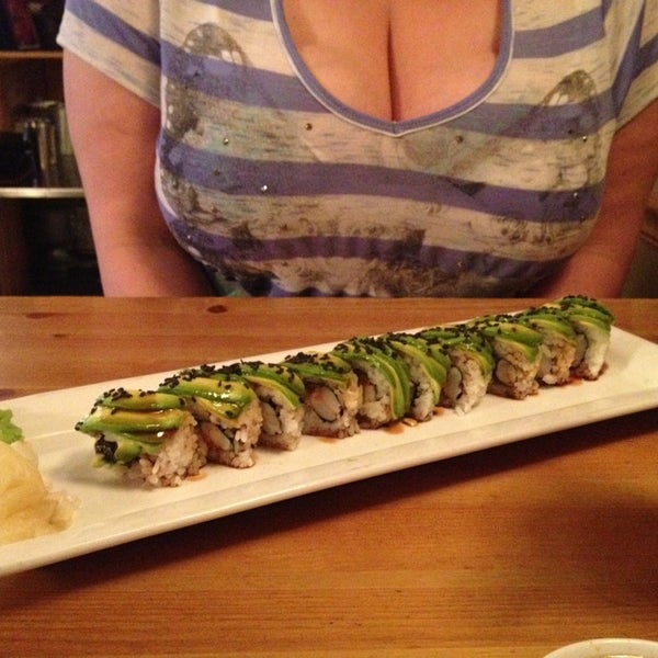 Das Foto wurde bei Happy Fish Sushi And Martini Bar von Jason W. am 5/22/2013 aufgenommen