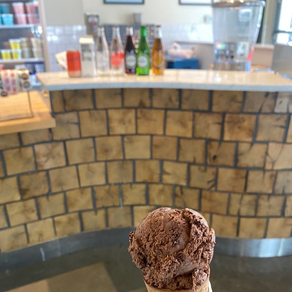 6/15/2021 tarihinde Amy F.ziyaretçi tarafından Jeni&#39;s Splendid Ice Creams'de çekilen fotoğraf