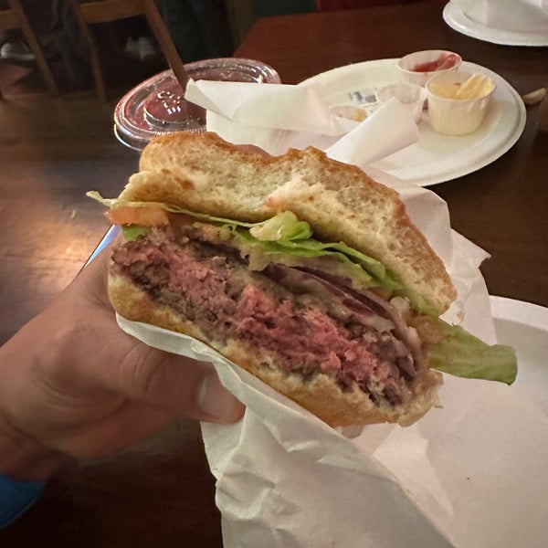 Foto scattata a Burger Joint da H. G. il 2/23/2023
