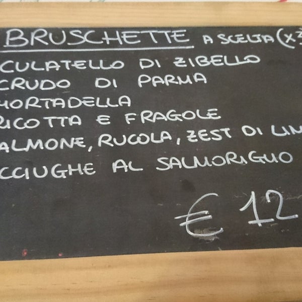 Photo taken at La Pizza è Bella by Mark on 4/5/2018