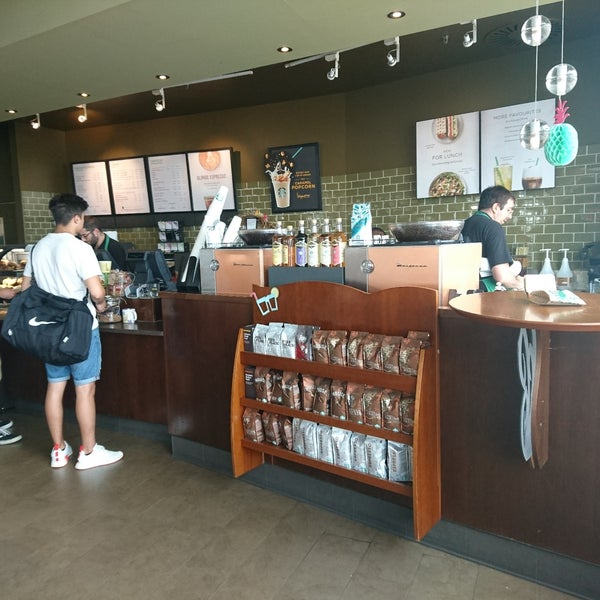 รูปภาพถ่ายที่ Starbucks โดย Mark เมื่อ 8/2/2017