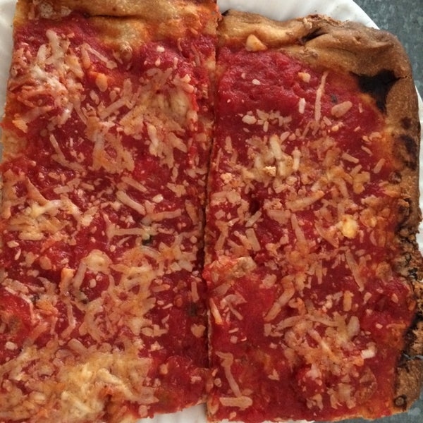 Снимок сделан в Valducci&#39;s Pizza and Catering пользователем Jennifer D. 7/25/2014