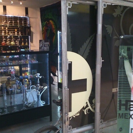 10/8/2013에 Reexoo&#39; M.님이 Doctor 420 Smoke Shop에서 찍은 사진