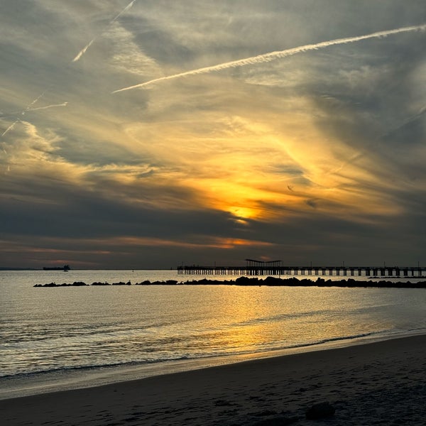 รูปภาพถ่ายที่ Coney Island Beach &amp; Boardwalk โดย Rocío F. เมื่อ 11/20/2023