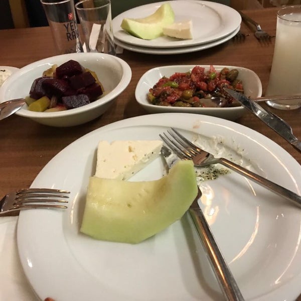 Das Foto wurde bei Çakıl Restaurant - Ataşehir von Ceylan am 4/18/2018 aufgenommen
