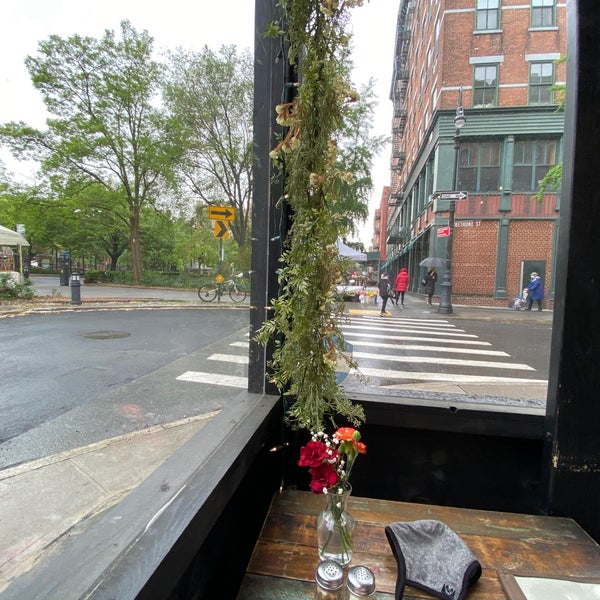 รูปภาพถ่ายที่ Bus Stop Cafe โดย Dan D. เมื่อ 5/8/2021