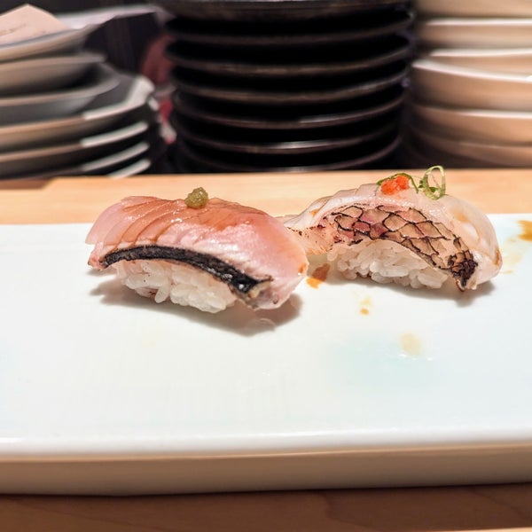 Foto diambil di Sushi Den oleh Katie H. pada 2/1/2024