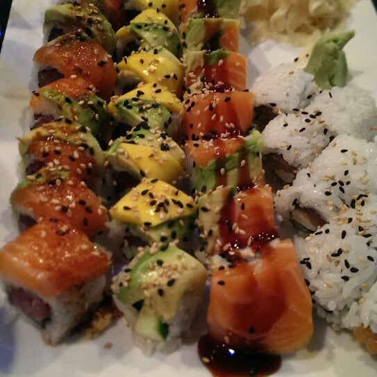 Foto tomada en Sushi Hai  por Katie H. el 10/5/2013