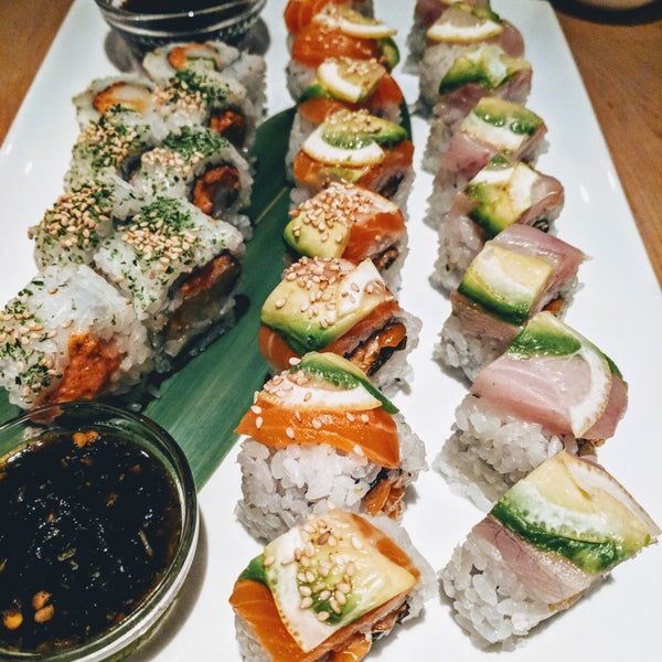 Foto diambil di Sushi Sasa oleh Katie H. pada 12/2/2017