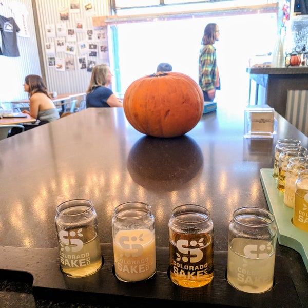 10/27/2018 tarihinde Katie H.ziyaretçi tarafından Colorado Sake Co'de çekilen fotoğraf