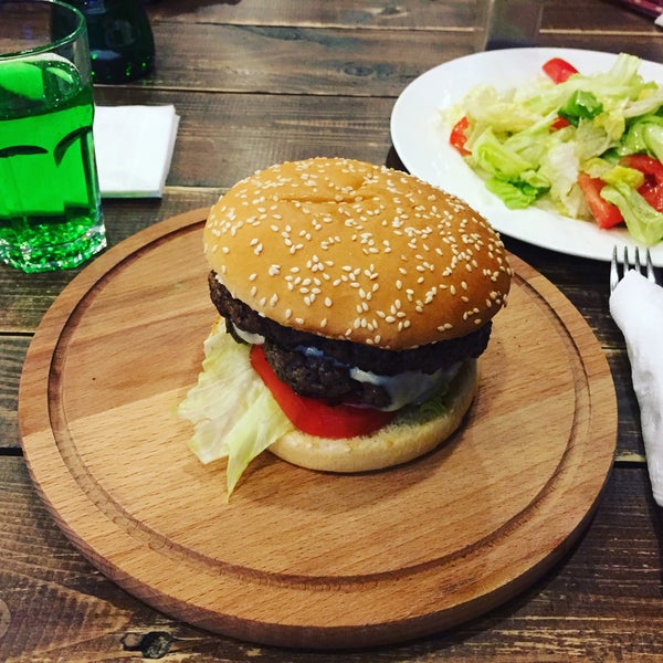 Old school burger владикавказ. бургеры владикавказ. бургеры владикавказ. бургер с гаучо. бургер с помидором и котлетой.