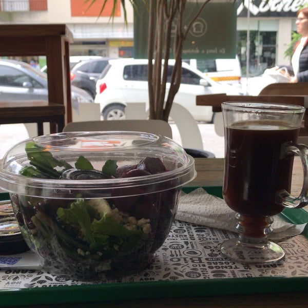 saladas ótimas com queijos e salmão defumado. o café americano na taça de vidro esquenta as mãos numa tarde fria em Montevideo.