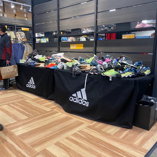 Adidas Outlet Store Goods Shop in Wrentham