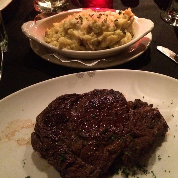 Photo taken at Simms Steakhouse by Elliot P. on 5/17/2014