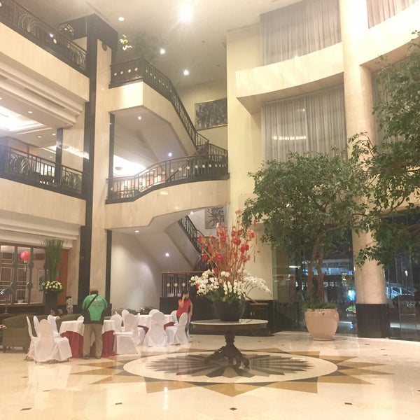 Foto scattata a Menara Peninsula Hotel Jakarta da Tjoeng C. il 2/2/2018