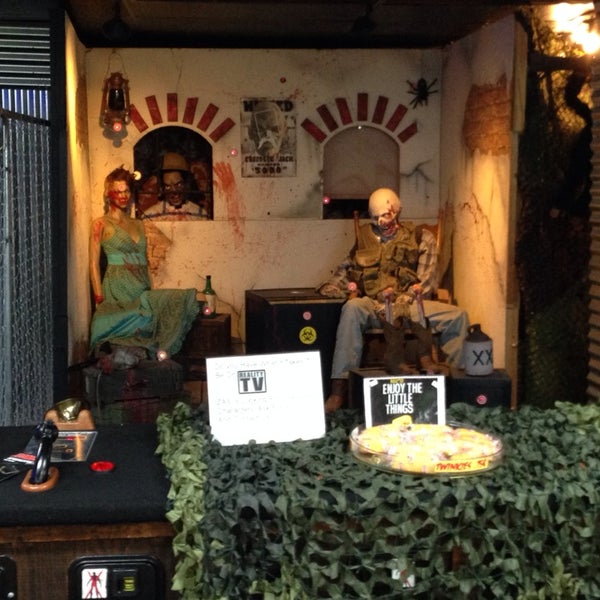 รูปภาพถ่ายที่ Zombie Apocalypse Store โดย Bill H. เมื่อ 8/10/2014