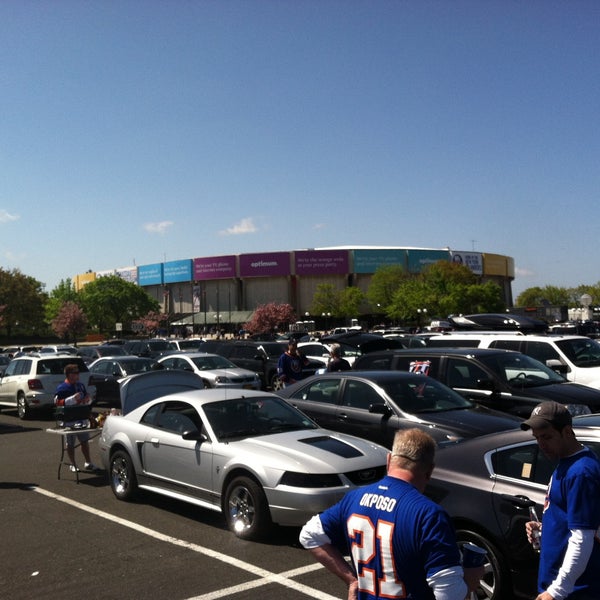 Foto tirada no(a) Nassau Veterans Memorial Coliseum por John P. em 5/5/2013