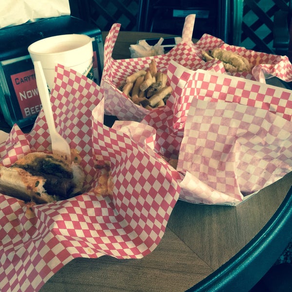 Foto diambil di Carytown Burgers &amp; Fries oleh Chris P. pada 4/28/2015