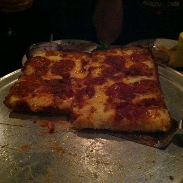 Das Foto wurde bei The Mitt Restaurant, Bar &amp; Pizzeria von Ezekiel W. am 1/12/2013 aufgenommen