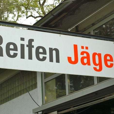 Unser Außenschild an der Reifenwerkstatt in Rosenheim | Our garage sign at Rosenheim