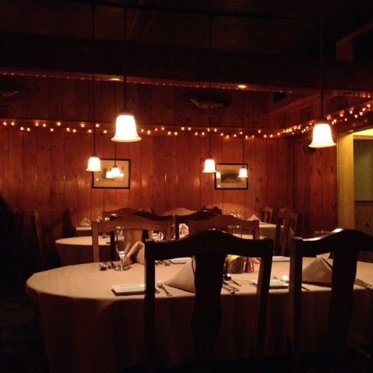 Das Foto wurde bei The Lakefront Restaurant von Wynne B. am 2/14/2013 aufgenommen