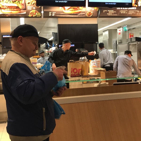 Photo taken at McDonald&#39;s by Merle V. on 10/6/2017