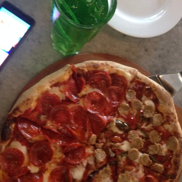 รูปภาพถ่ายที่ La Fattoria Pizzeria โดย Matty R. เมื่อ 4/6/2014