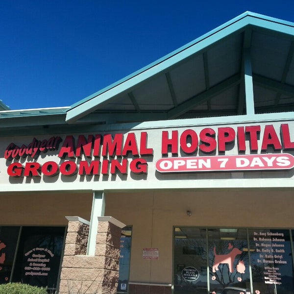 2/25/2013 tarihinde Norm S.ziyaretçi tarafından Goodyear Animal Hospital and Grooming'de çekilen fotoğraf