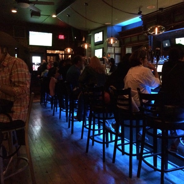 Foto tomada en Park Avenue Bar &amp; Grill  por Dan C. el 6/15/2014