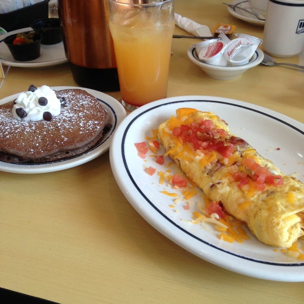 Photo taken at IHOP Juriquilla by Pato Cuac R. on 4/26/2013