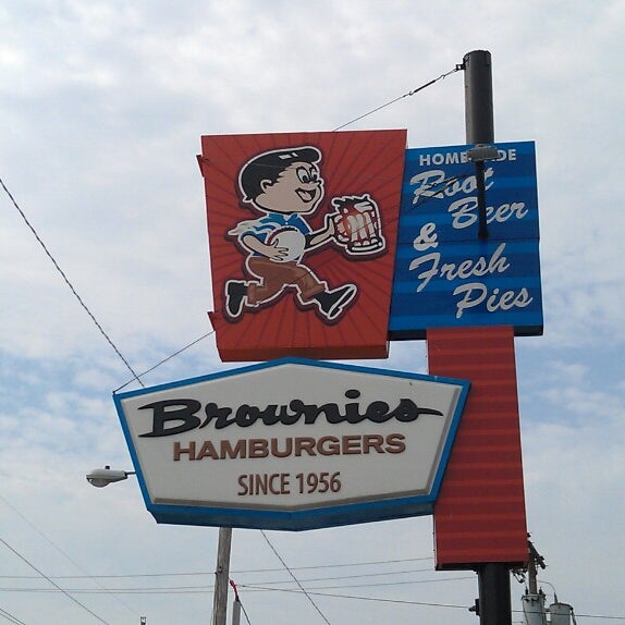 Снимок сделан в Brownie&#39;s Hamburger Stand пользователем Howard B. 6/15/2013