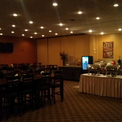 รูปภาพถ่ายที่ La Quinta Inn &amp; Suites Joplin โดย G. Ivan S. เมื่อ 1/28/2013