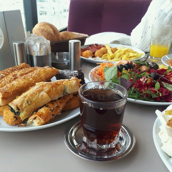 รูปภาพถ่ายที่ Seyir Cafe โดย Çiğdem D. เมื่อ 2/2/2020