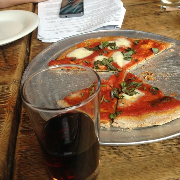 Das Foto wurde bei Bartolotta&#39;s Pizzeria Piccola von Kelly M. am 6/29/2013 aufgenommen