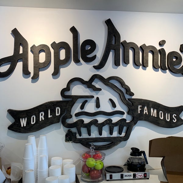 Снимок сделан в Apple Annie&#39;s Bakery and Restaurant пользователем Ron E. 9/22/2019