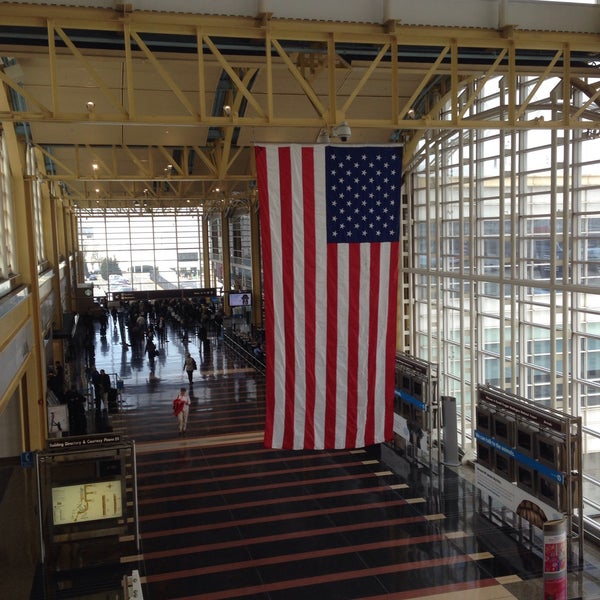 Foto diambil di Ronald Reagan Washington National Airport (DCA) oleh Ron E. pada 3/25/2015