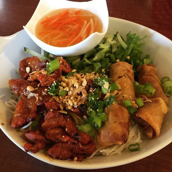 รูปภาพถ่ายที่ Pho Van Vietnamese Cuisine โดย Derek W. เมื่อ 3/21/2015