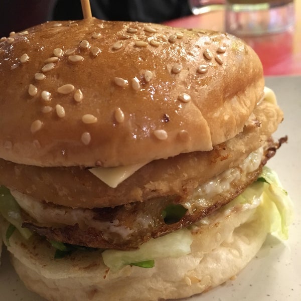 Foto tirada no(a) Mient&#39;s Burger por Amira Z. em 3/10/2018