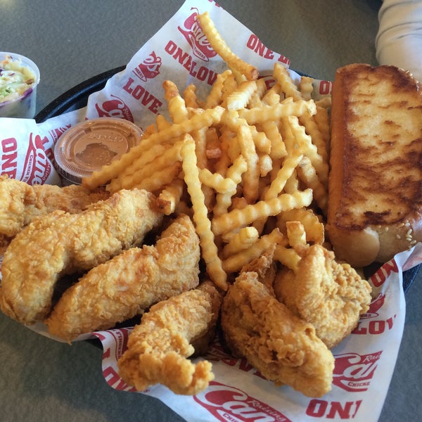 Photo taken at Raising Cane&#39;s Chicken Fingers by กะหลั่วเป็ด D. on 11/16/2015