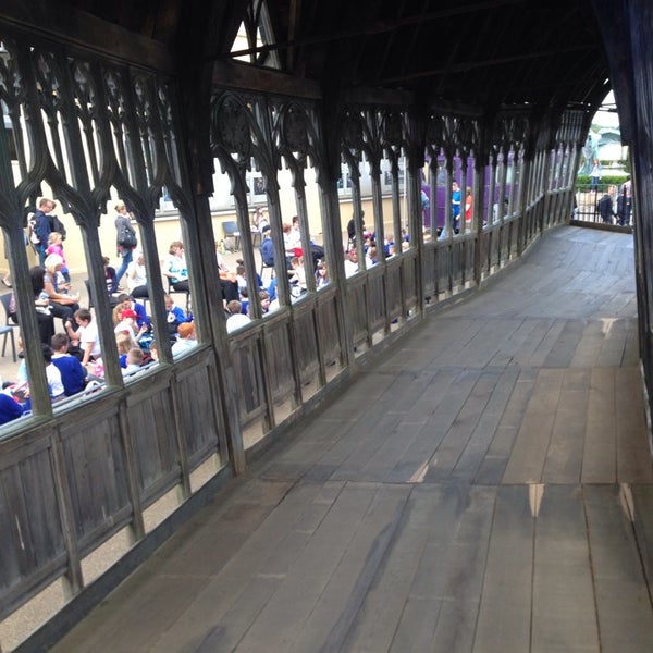 Foto tirada no(a) Hogwarts Bridge por Nina C. em 6/18/2014