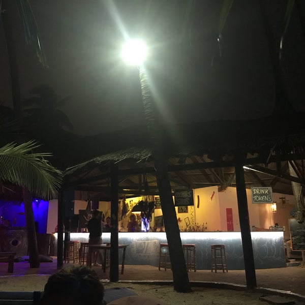 12/30/2017 tarihinde Andiziyaretçi tarafından Pogo Beach Bar and Grill'de çekilen fotoğraf