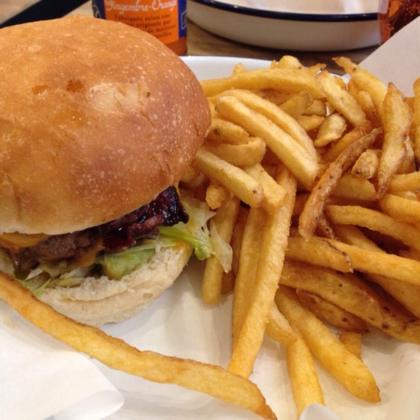 Foto diambil di Maison Burger oleh Crystelle E. pada 4/22/2014
