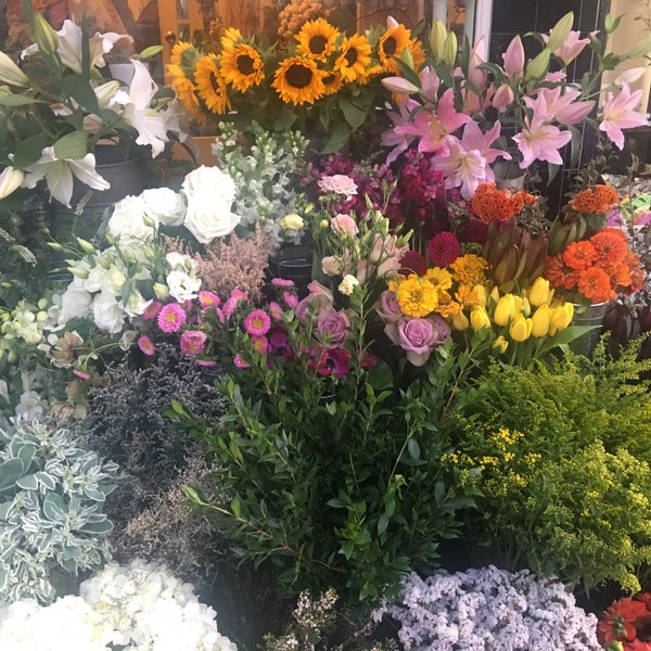 Photo taken at Le Bouquet Flower Shop by Lars H. on 9/22/2019