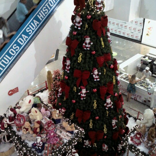Foto diambil di Shopping Avenida Center oleh Manu M. pada 11/18/2012