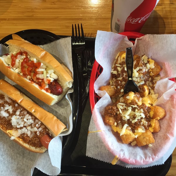 10/11/2016 tarihinde Nicholas A.ziyaretçi tarafından Haute Dogs &amp; Fries Restaurant'de çekilen fotoğraf