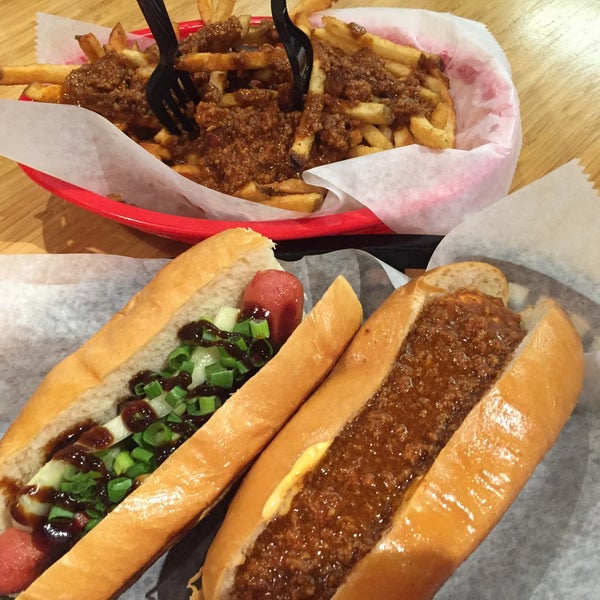 9/20/2016에 Nicholas A.님이 Haute Dogs &amp; Fries Restaurant에서 찍은 사진