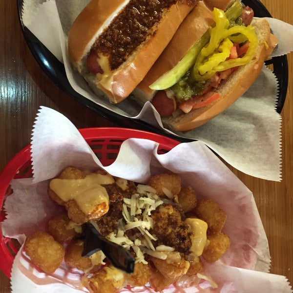 Das Foto wurde bei Haute Dogs &amp; Fries Restaurant von Nicholas A. am 11/15/2016 aufgenommen