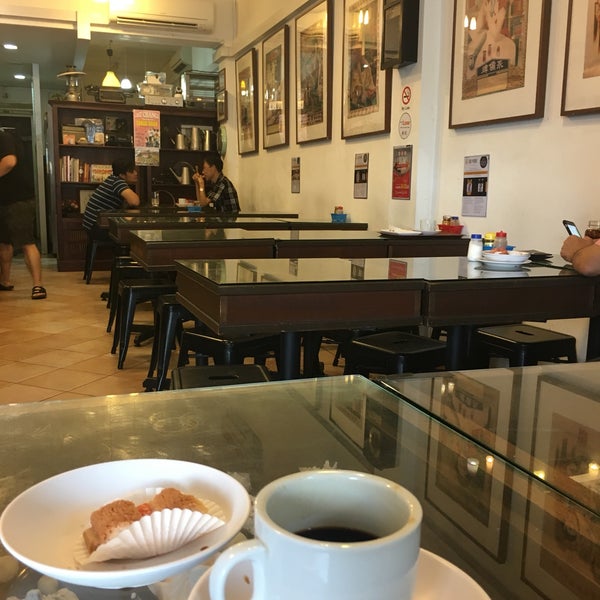 Photo taken at Dong Po Colonial Cafe | 東坡茶室 by Elisabete F. on 8/2/2018